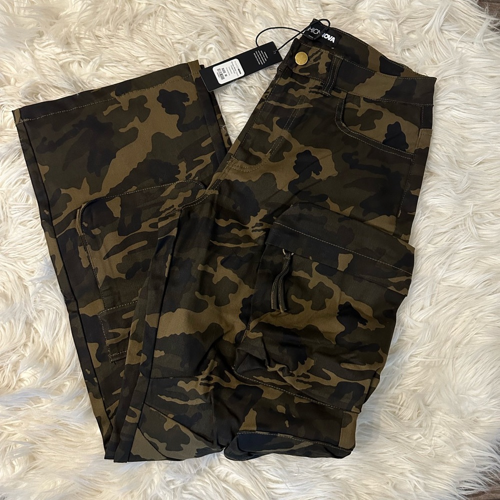 ❌Sold NWT! Women’s Camo Cargo Pants